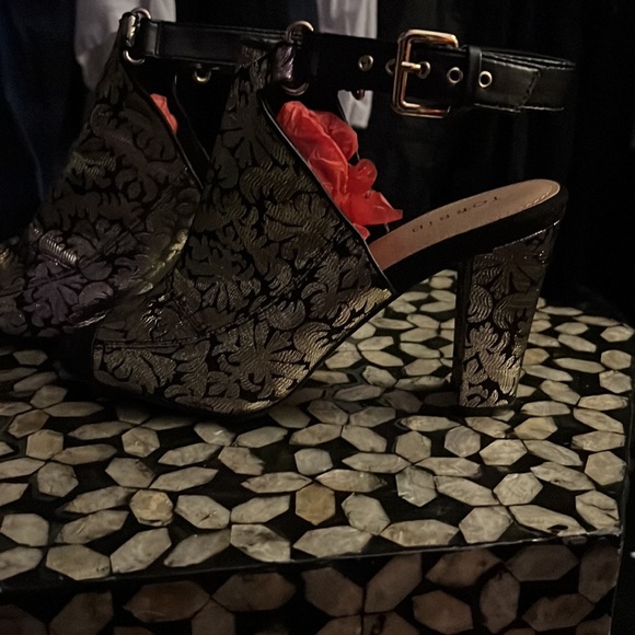 Torrid new gold and black block heels - Picture 5 of 6